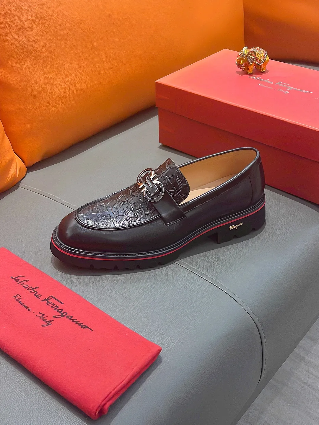 Men's shoes FERRAGAMO "Ferragamo" P540 Regular size: 39-44 (38, 45, 46, 47 customized) (suit shoes) Product materials: Selected first-layer cowhide upper, imported sheepskin lining; original outsole.